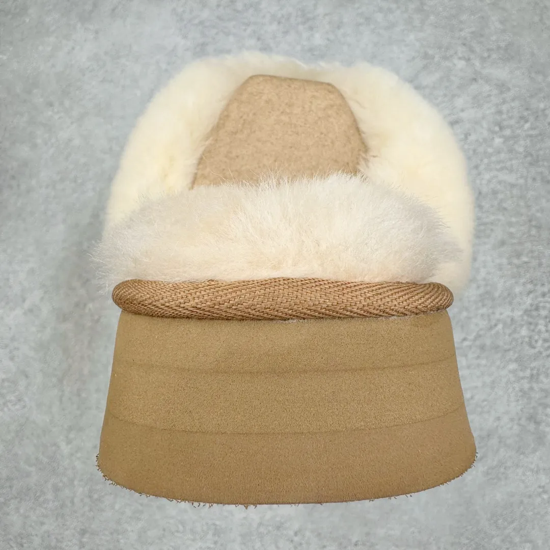 Pick up locally💰440 UGG 2550 Classic autumn and winter sheepskin and fur integrated snow boots. All shoes are made of ZP. Longfeng A-grade Australian imported sheepskin and fur integrated brand OEM production line. Fully follow the ZP process. OEM original pattern maker. Adhering to the principle of no original shoe development and selection. Pay attention to every detail. The most authentic version on the market. TREADLITE "light wing" technology outsole. Lightweight/durable/flexible/pile size: 35 36 37 38 39 40 41 Coding: by2936060